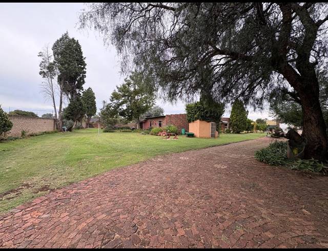 4 BEDROOM HOUSE FOR SALE IN VAN DER MERWES KROON